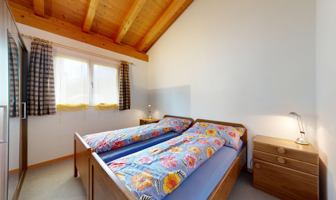 zimmer / schlafzimmer mit beamed ceiling, balkendecke, drywall, gipskartonwand, und wood ceiling