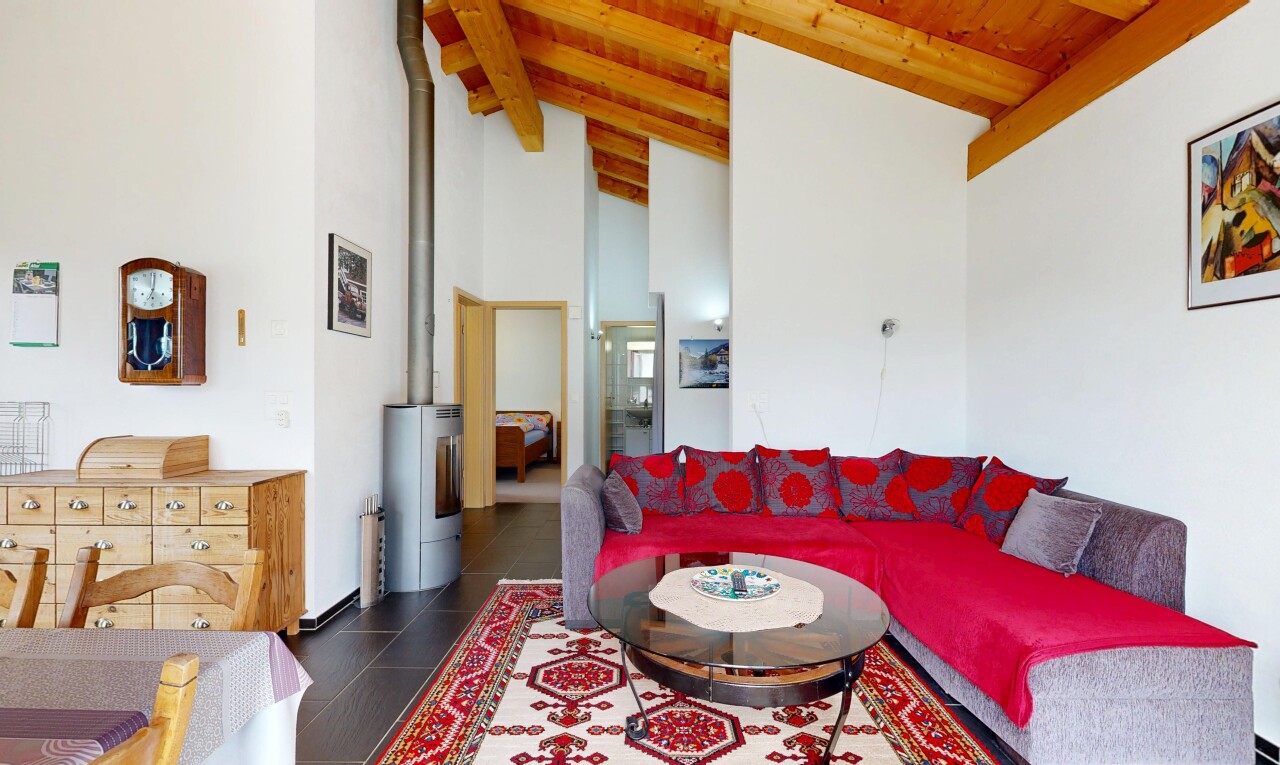 wohnzimmer mit hohe decke, high ceiling, gipskartonwand, drywall, und balkendecke