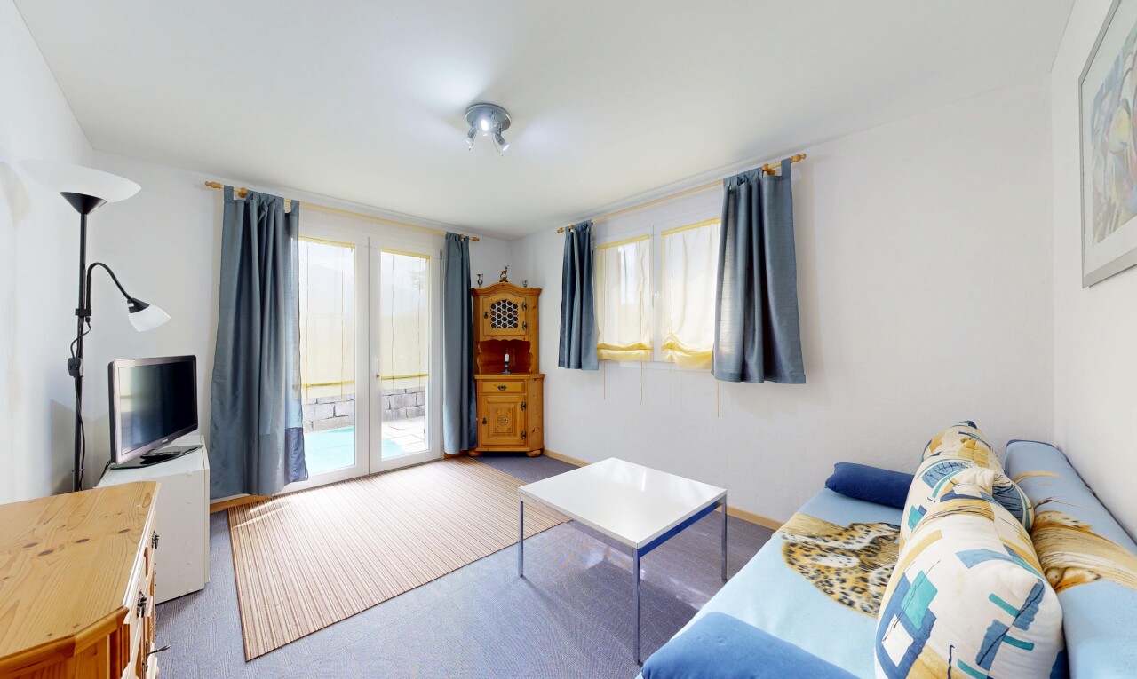 wohnzimmer mit gipskartonwand, drywall, fernseher, natürliches licht, und natural light