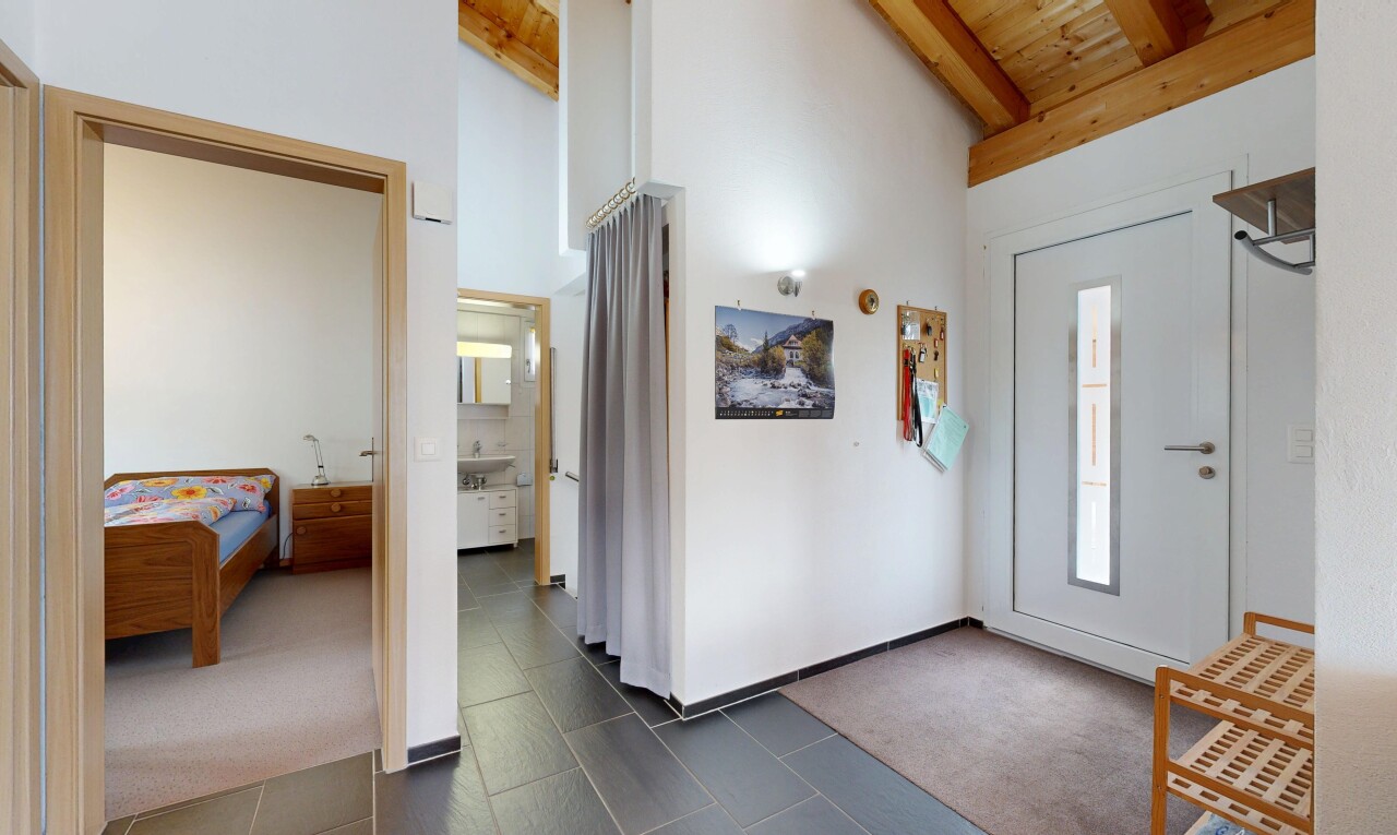 halle / korridor mit balkendecke, beamed ceiling, dachschräge, vaulted ceiling, und inside property