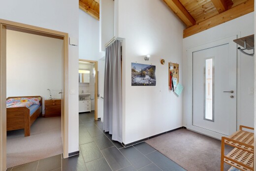 couloir avec plafond à poutres, beamed ceiling, plafond voûté, vaulted ceiling, et inside property
