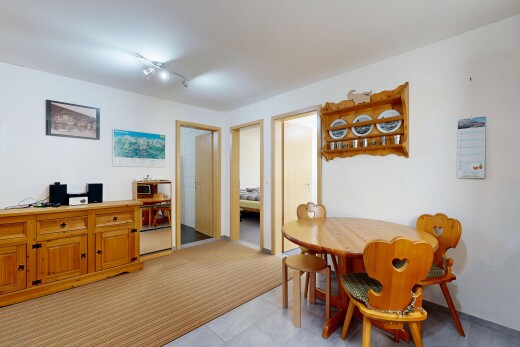 esszimmer mit gipskartonwand, drywall, inside property, light floor, und teppich