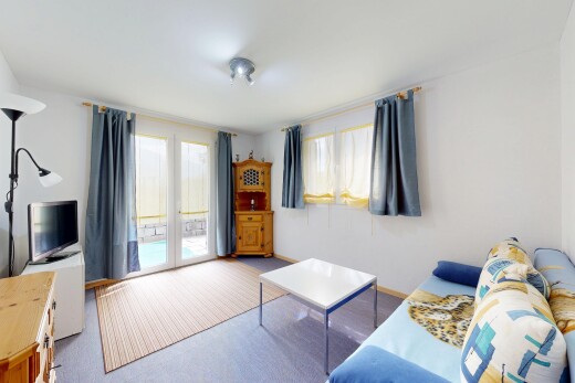 wohnzimmer mit gipskartonwand, drywall, fernseher, natürliches licht, und natural light
