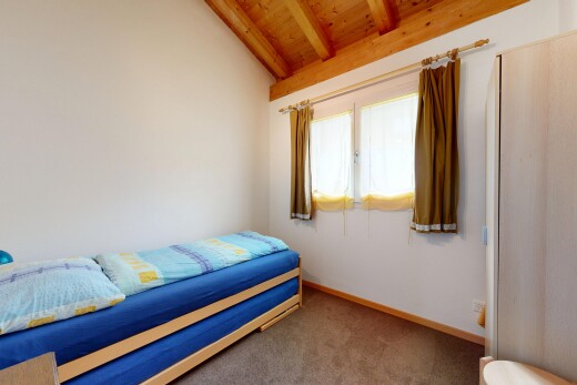 zimmer / schlafzimmer mit dachschräge, vaulted ceiling, gipskartonwand, drywall, und inside property