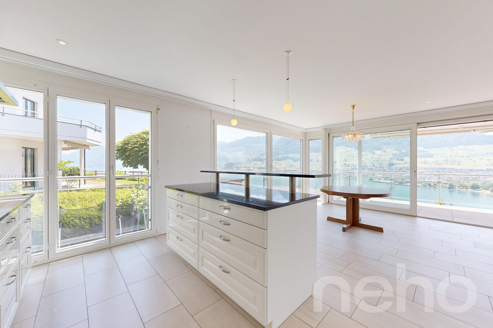 küche mit dark countertops, weiße schränke, white cabinets, natürliches licht, und natural light