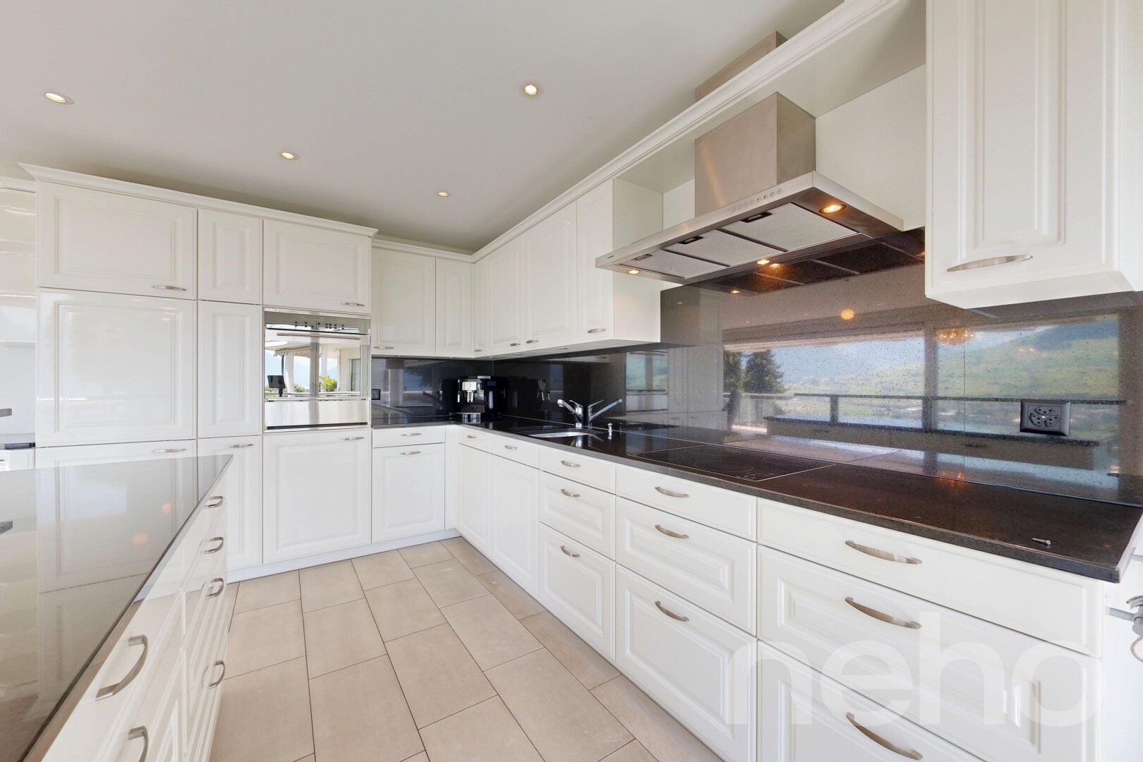 küche mit dunstabzugshaube, weiße schränke, white cabinets, ofen, und light floor