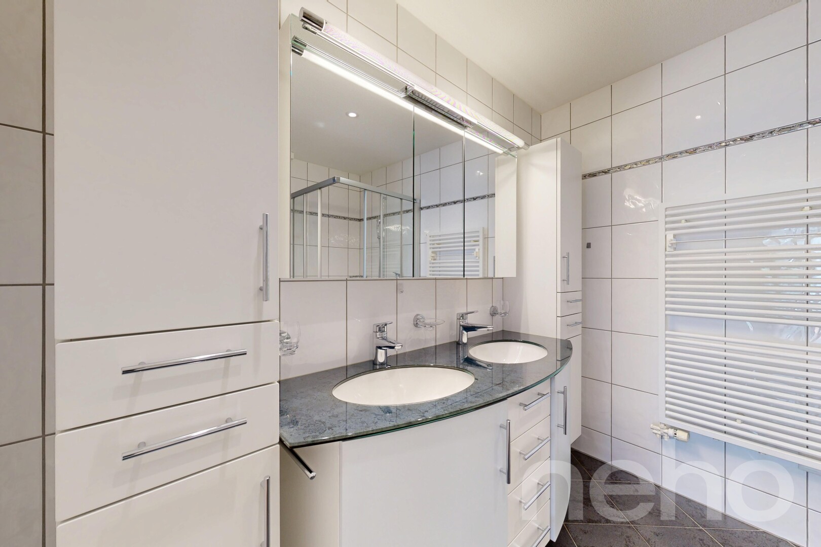 bad mit komplettes badezimmer, doppelwaschtisch, kühler, handtuchwärmer, und waschbecken