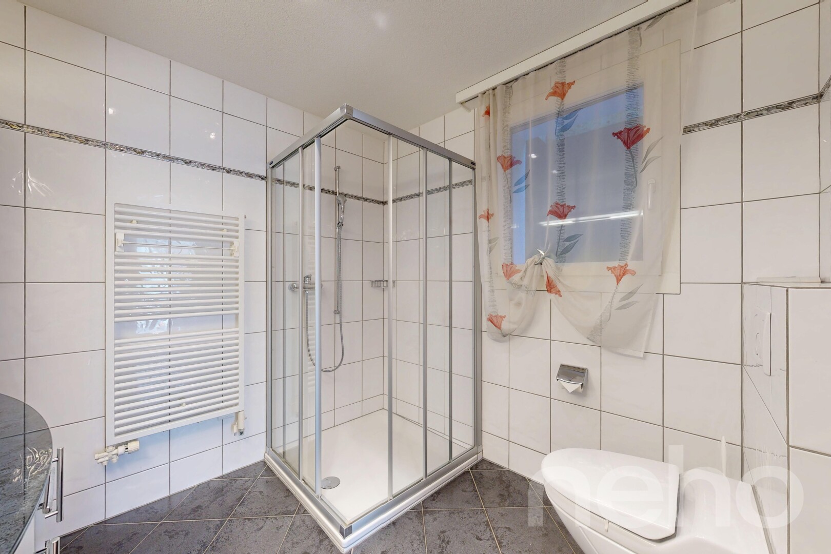 bad mit handtuchwärmer, fliesenwand, tile wall, dusche, und komplettes badezimmer