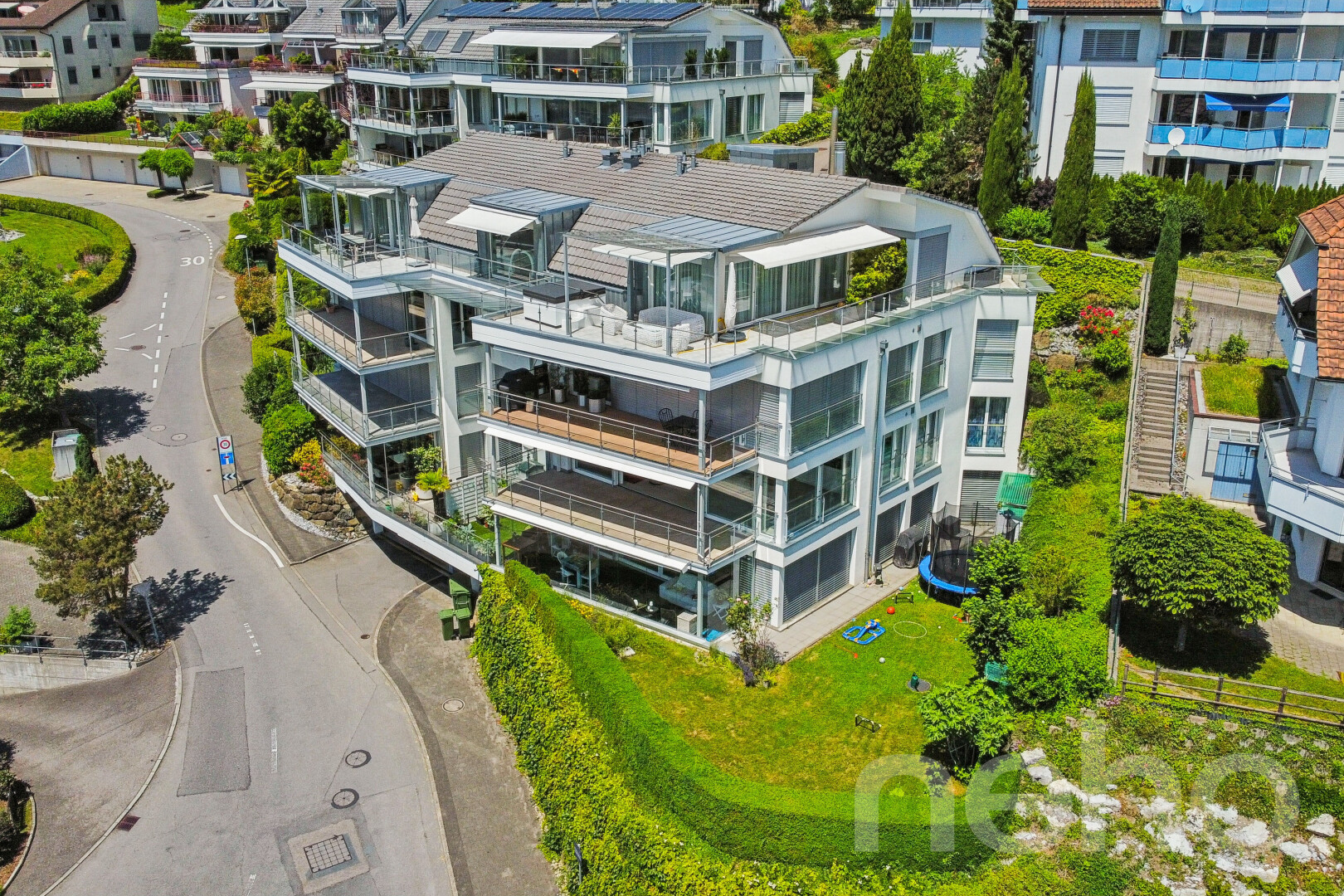 außenansicht mit blick auf wohnanlage und apartment complex view
