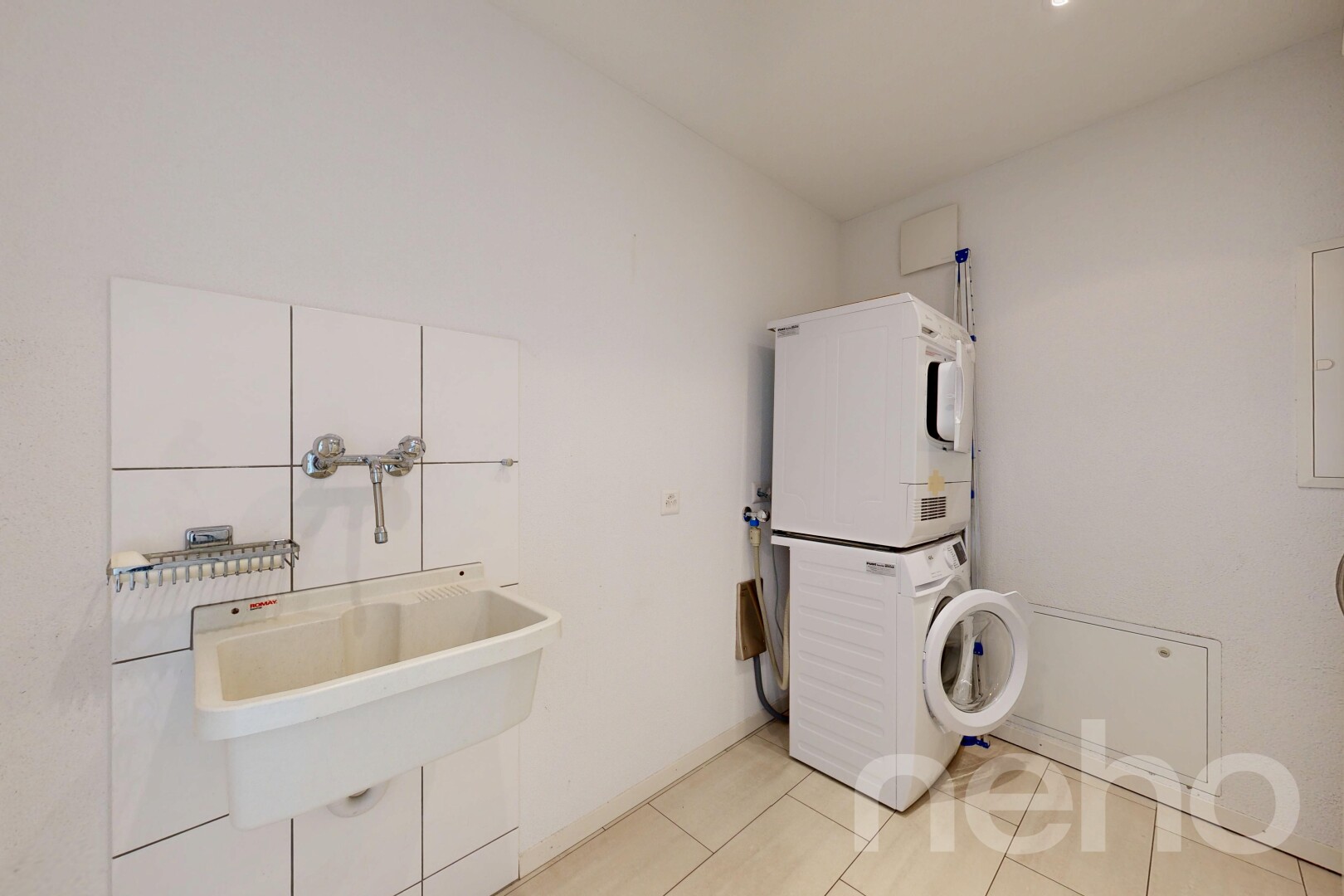 wäschekammer mit waschturm, light floor, wäscherei, inside property, und gipskartonwand