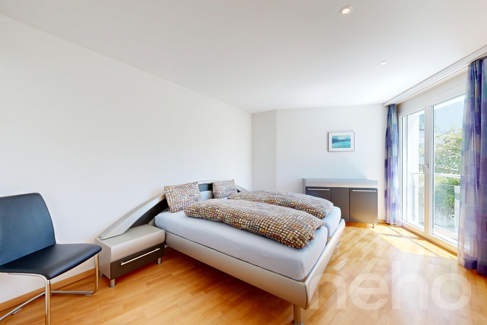 zimmer / schlafzimmer mit holzfußboden, wood finish floor, natürliches licht, natural light, und inside property