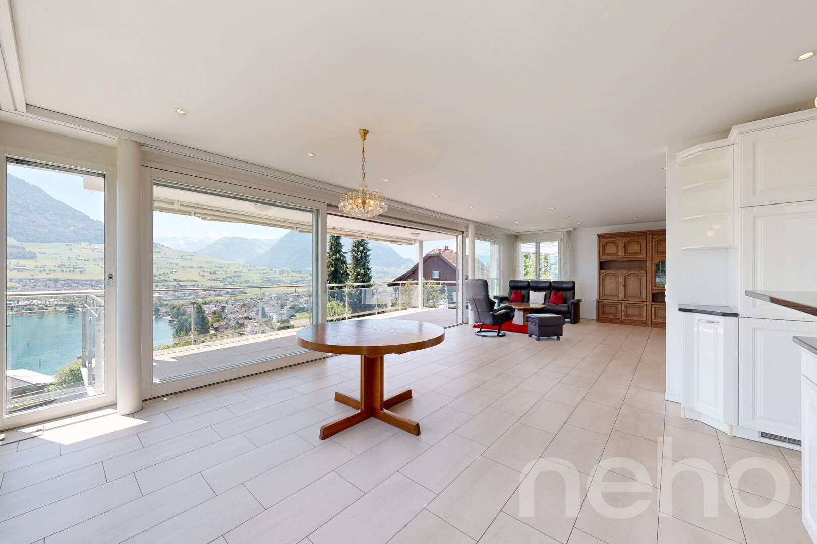 wohnzimmer mit mountain view, blick auf die berge, bodendeckenfenster, floor ceiling windows, und inside property