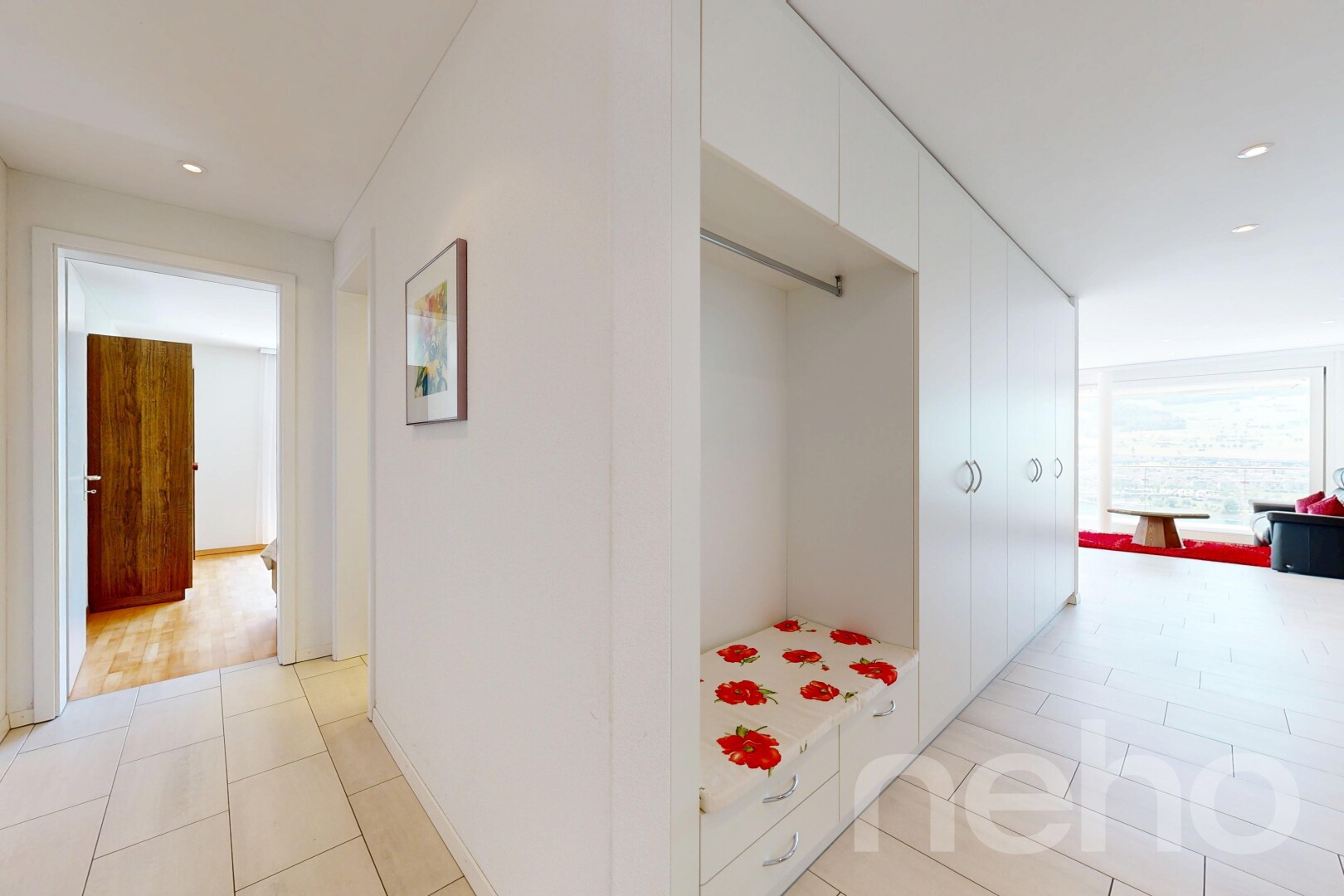 halle / korridor mit einbauleuchten, recessed lighting, inside property, und light floor
