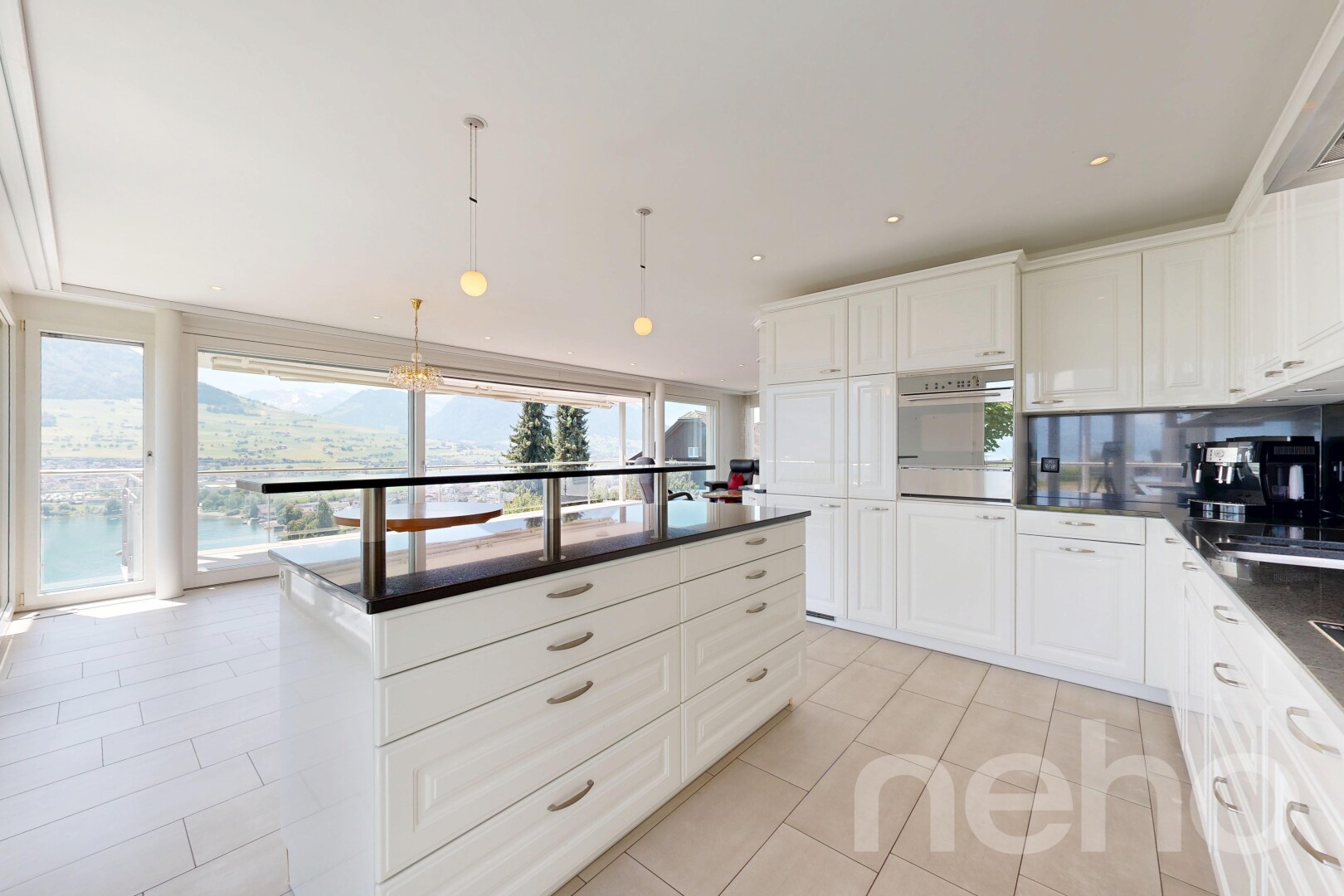küche mit dark countertops, white cabinets, weiße schränke, raised cabinets, und hochgezogene schränke