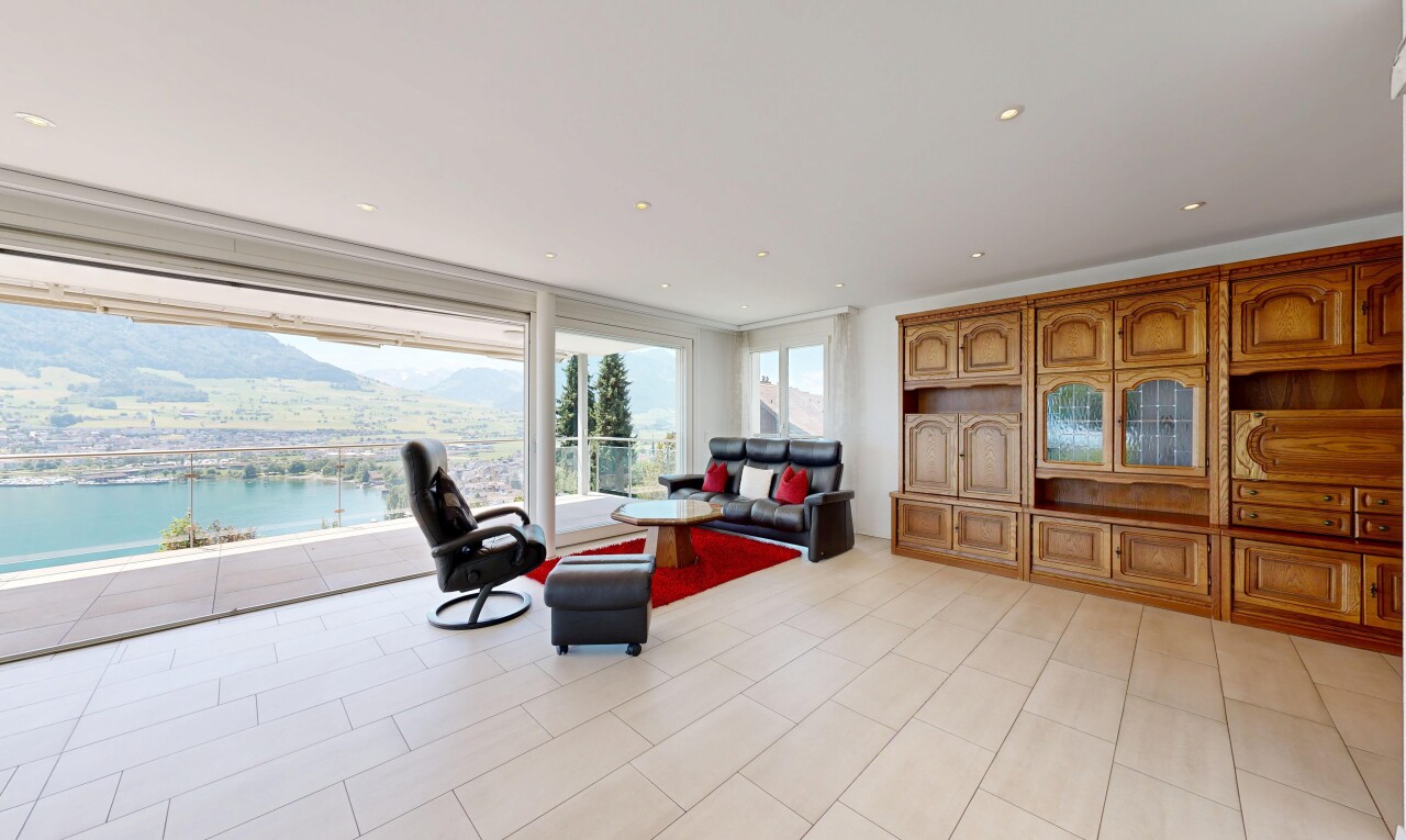 wohnzimmer mit natürliches licht, natural light, light floor, inside property, und water view