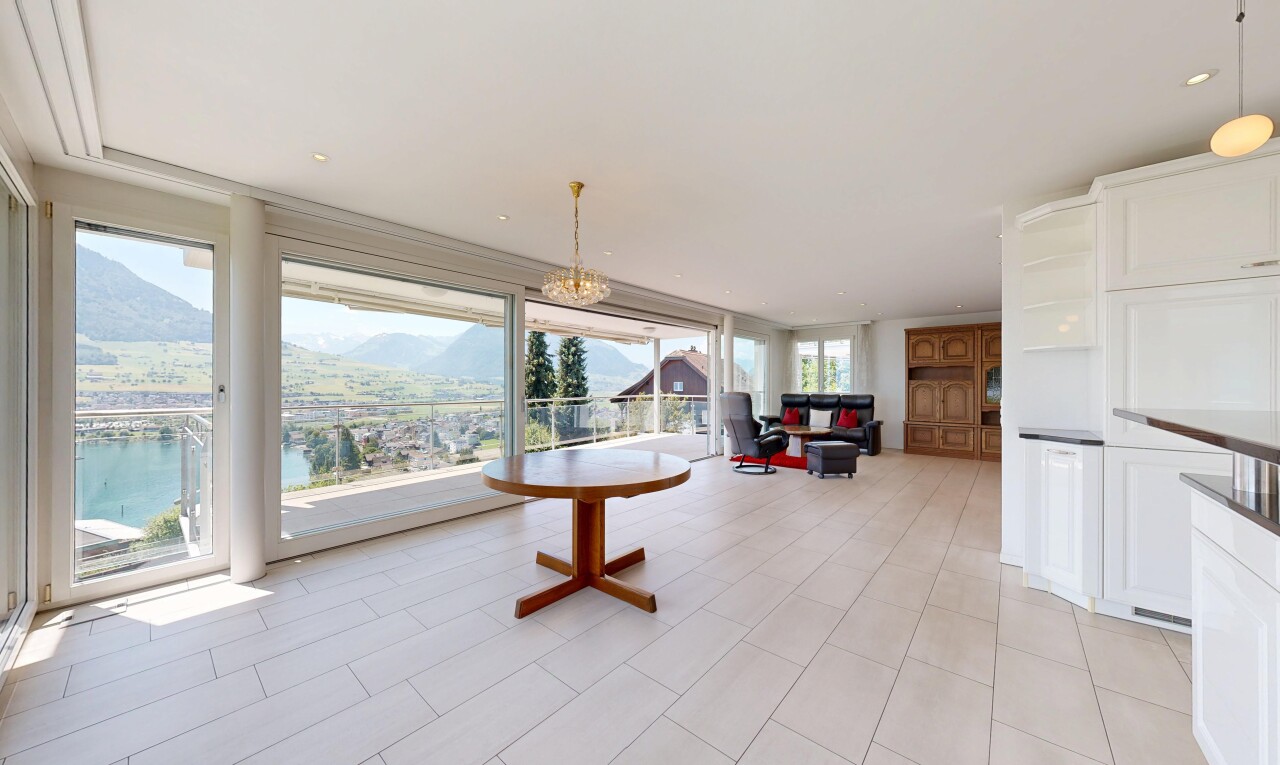wohnzimmer mit mountain view, blick auf die berge, bodendeckenfenster, floor ceiling windows, und inside property