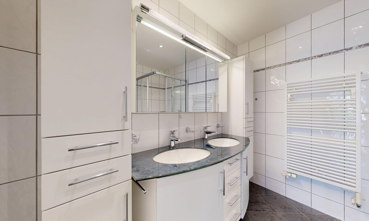 bad mit komplettes badezimmer, doppelwaschtisch, kühler, handtuchwärmer, und waschbecken