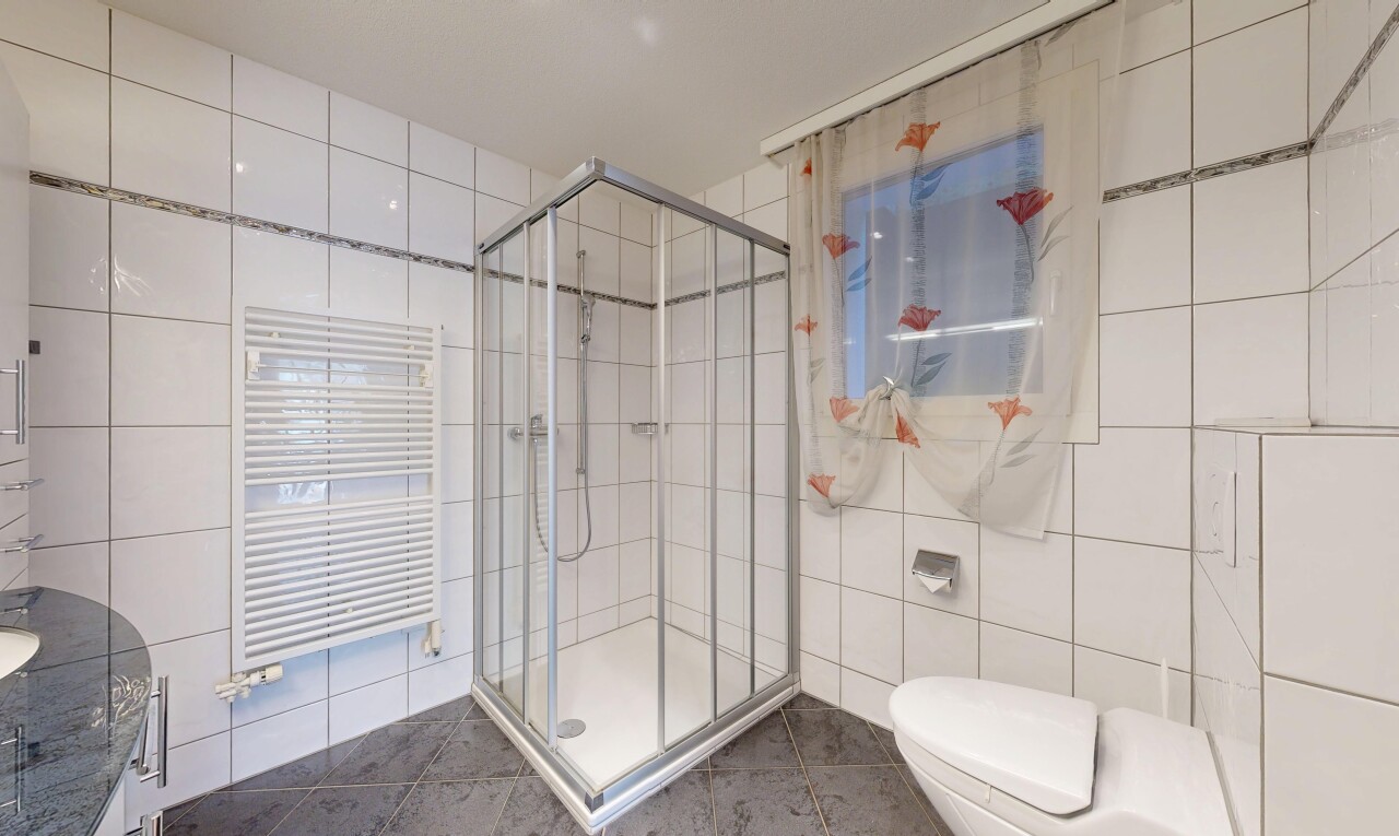 bad mit handtuchwärmer, fliesenwand, tile wall, dusche, und komplettes badezimmer
