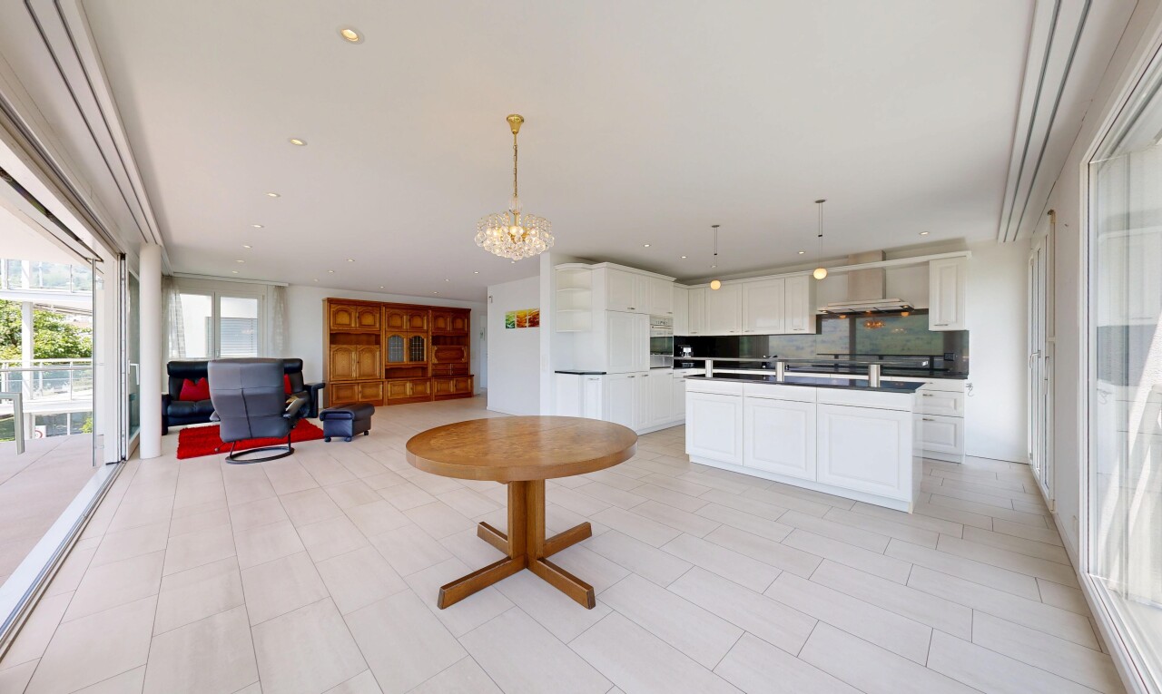küche mit öffnet sich zum wohnraum, opens to living area, natürliches licht, natural light, und light floor
