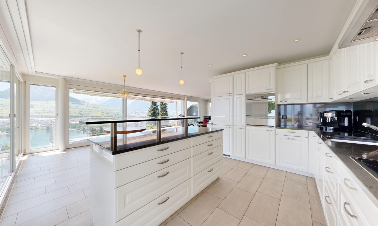 küche mit dark countertops, white cabinets, weiße schränke, raised cabinets, und hochgezogene schränke