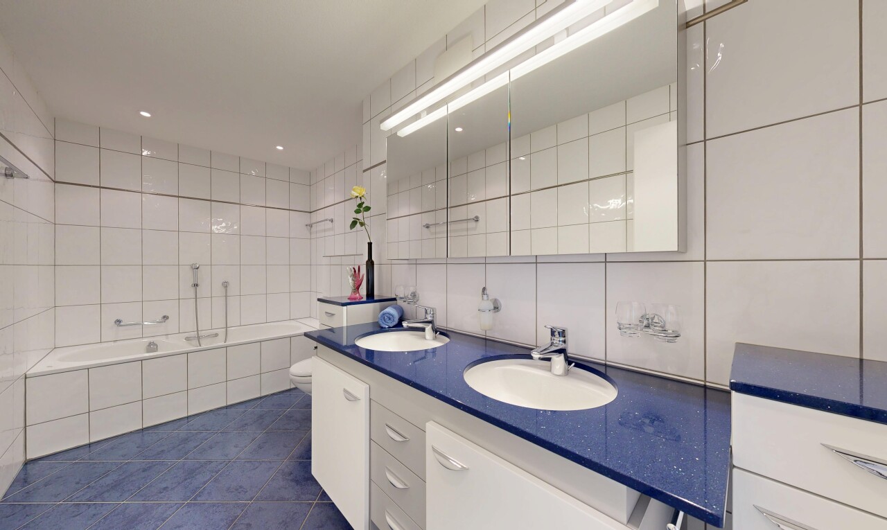 küche mit white cabinets, weiße schränke, inside property, waschbecken, und fliesenwand