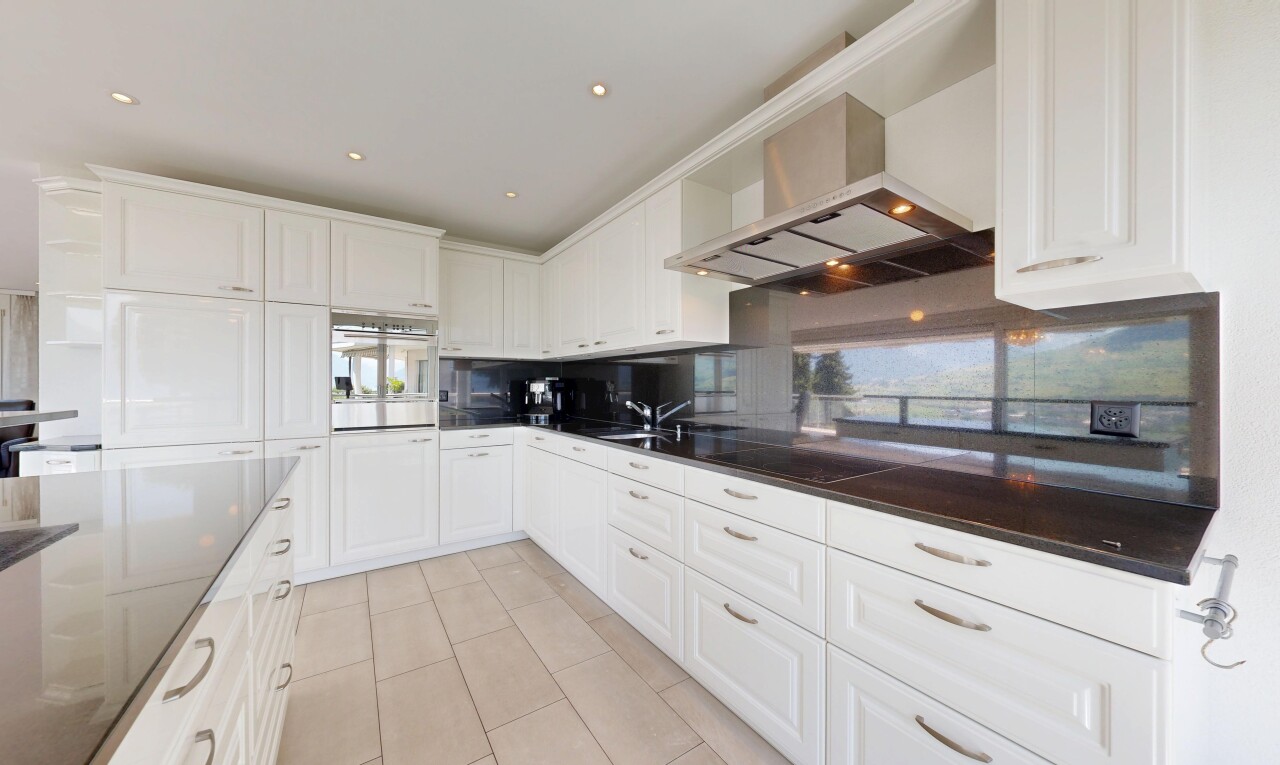 küche mit dunstabzugshaube, weiße schränke, white cabinets, ofen, und light floor