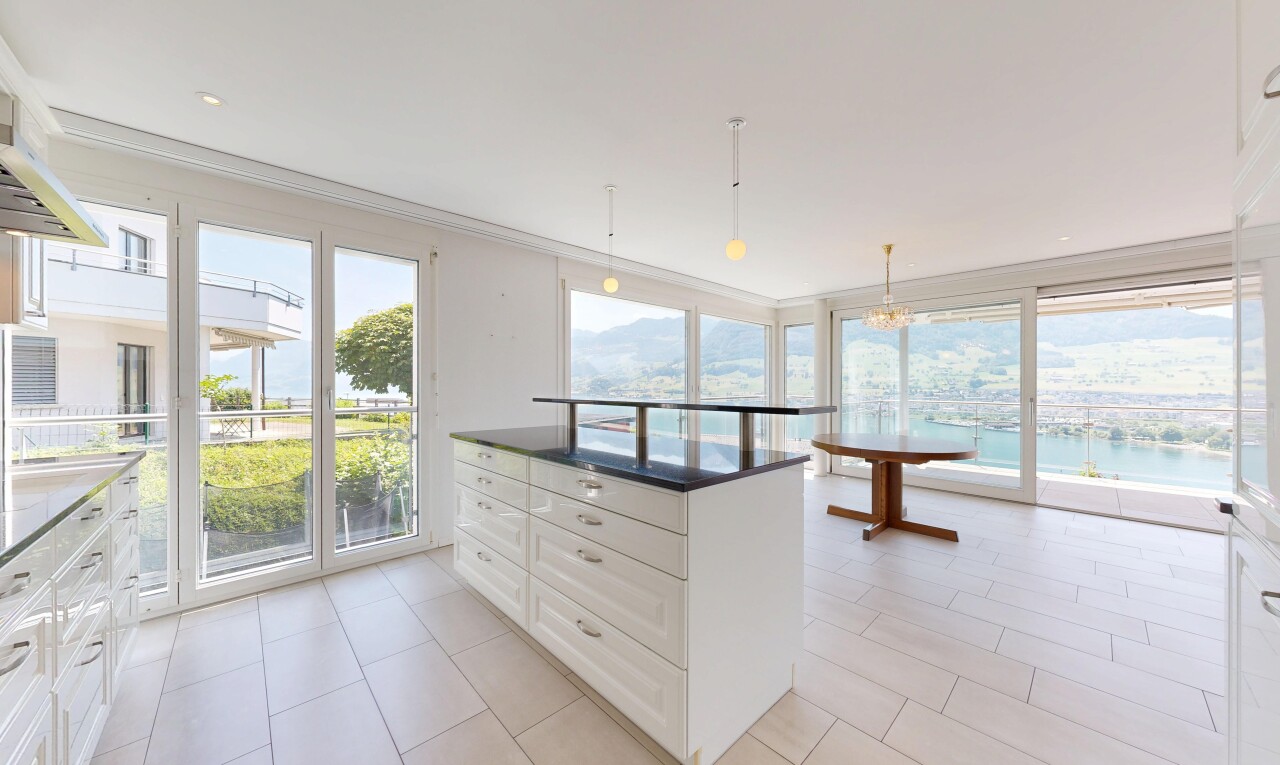 küche mit dark countertops, weiße schränke, white cabinets, natürliches licht, und natural light