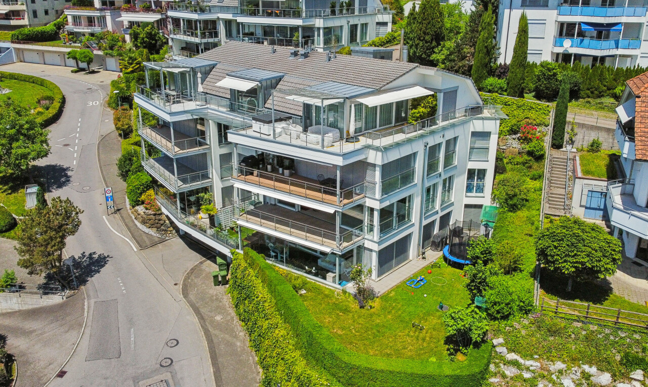 außenansicht mit blick auf wohnanlage und apartment complex view