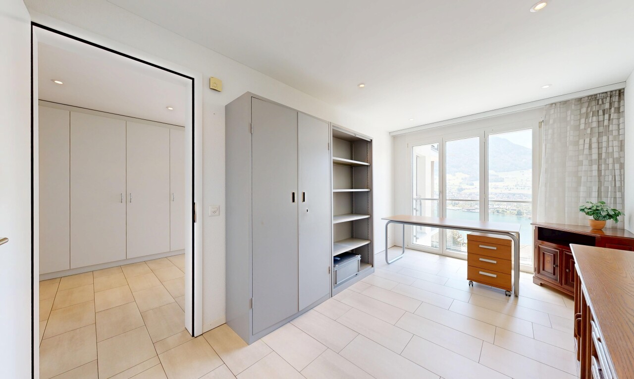 zimmer / schlafzimmer mit light floor, inside property, kleiderschrank, natürliches licht, und natural light