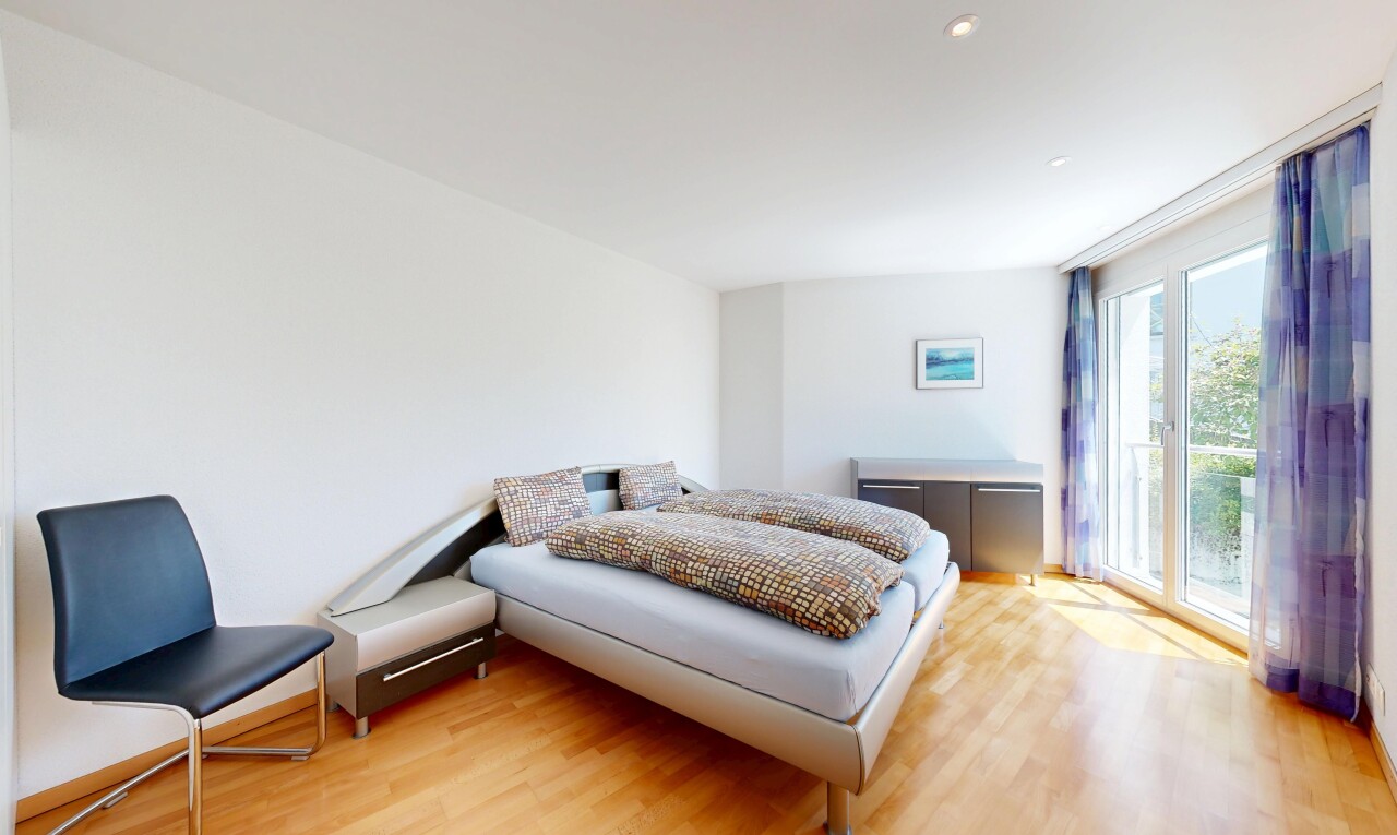 zimmer / schlafzimmer mit holzfußboden, wood finish floor, natürliches licht, natural light, und inside property
