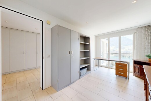 unfurnished room with a closet and recessed lighting