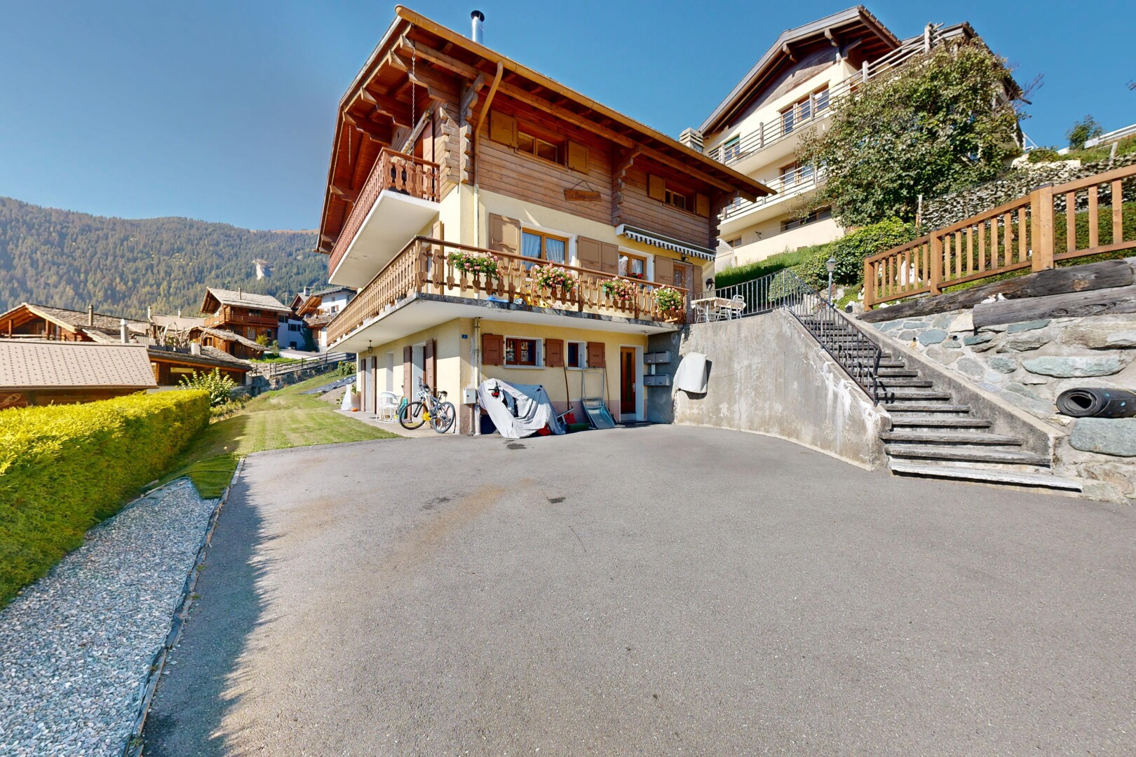 außenansicht mit treppen, day time, property visible, und parkplatz