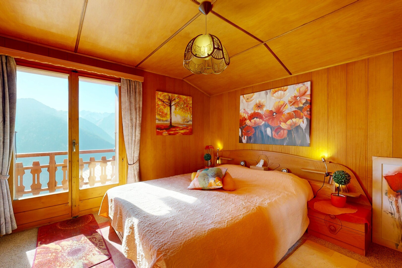 zimmer / schlafzimmer mit inside property, mountain view, blick auf die berge, natürliches licht, und natural light