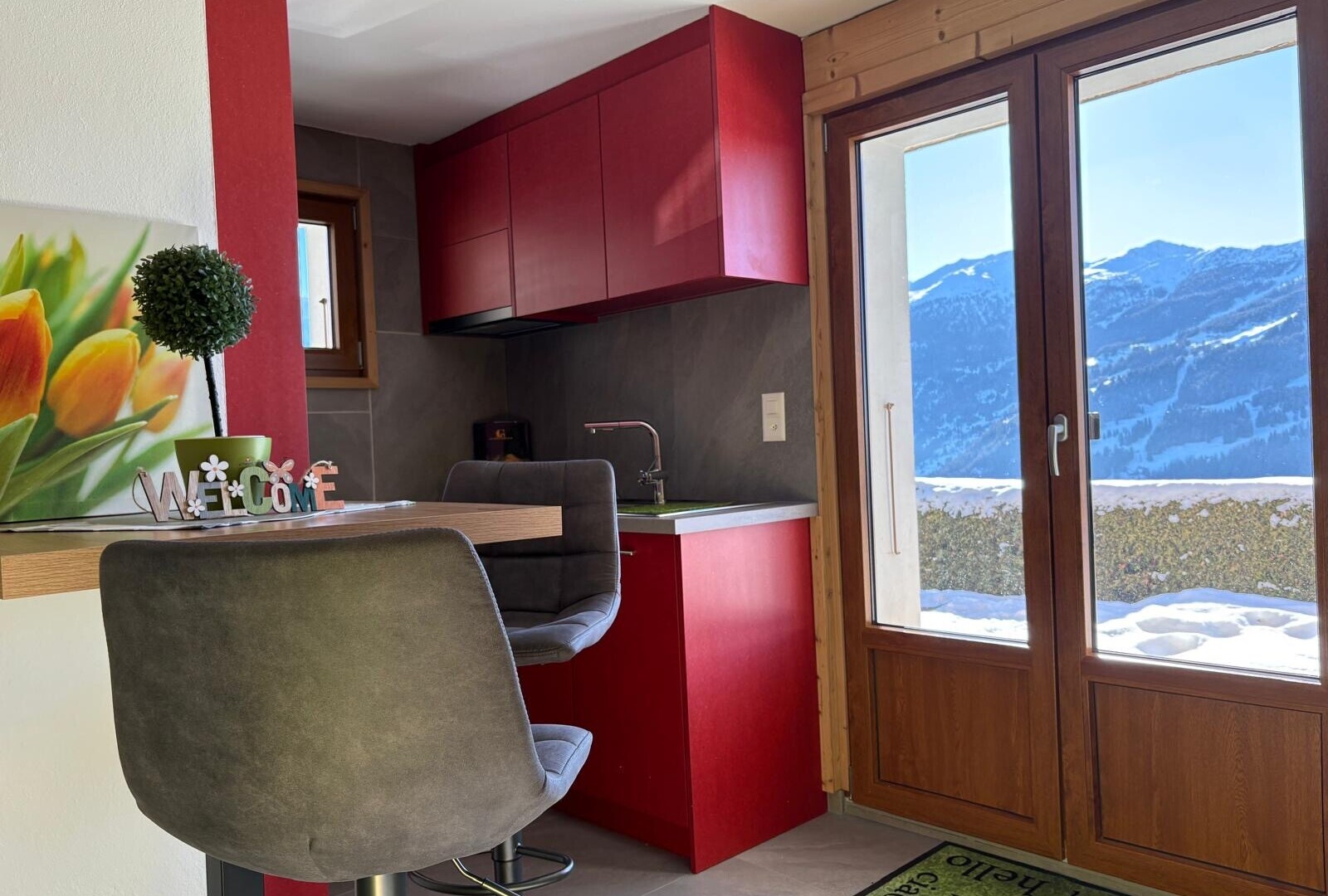 küche mit rote schränke, natural light, natürliches licht, inside property, und mountain view