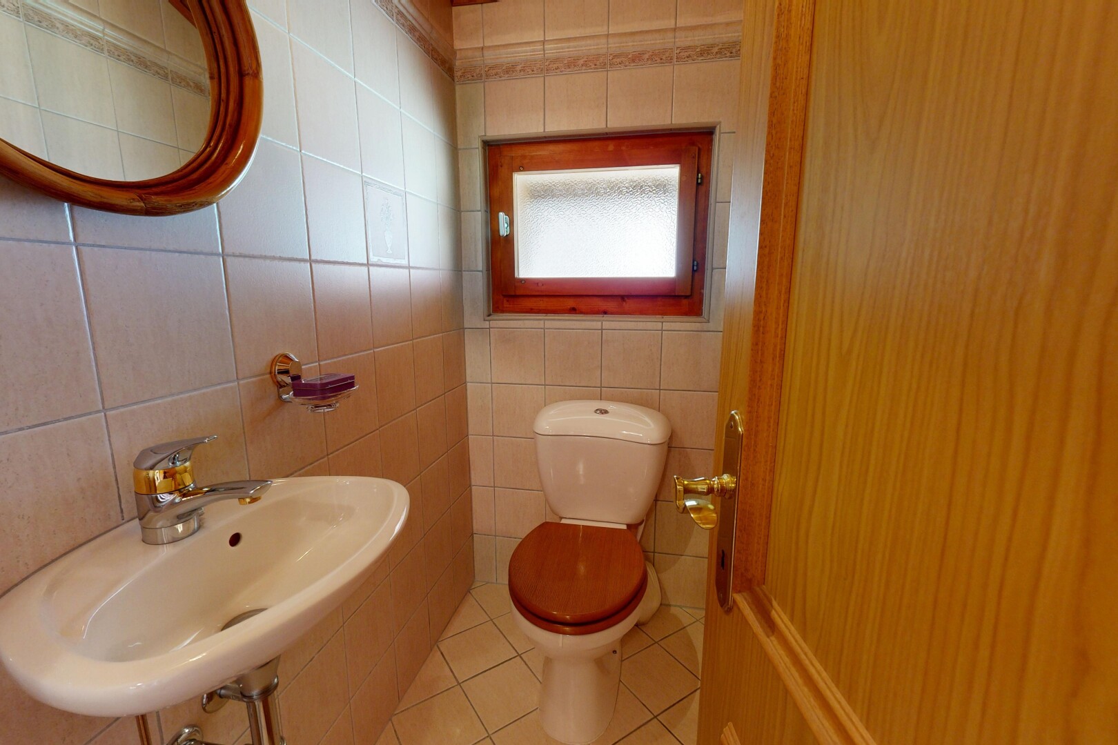 bad mit gäste-wc, inside property, tile floor, fliesenboden, und spiegel