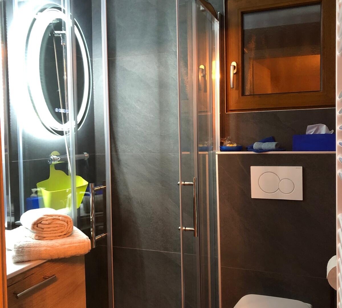 bad mit komplettes badezimmer, dusche, und inside property