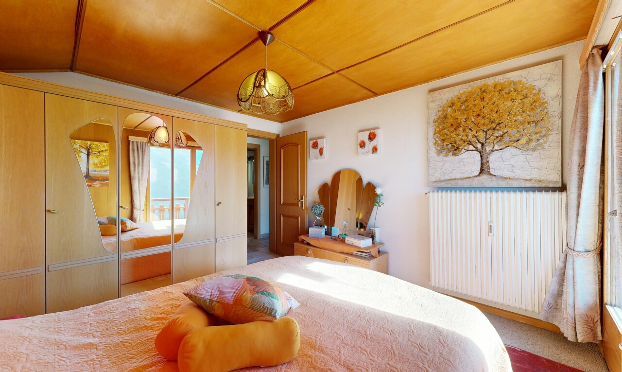 zimmer / schlafzimmer mit inside property, kleiderschrank, drywall, gipskartonwand, und natural light
