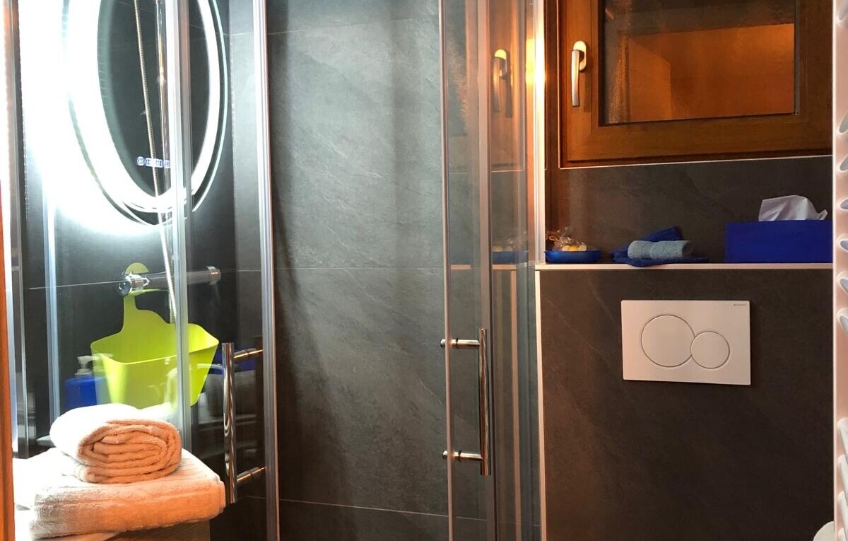 bad mit komplettes badezimmer, dusche, und inside property