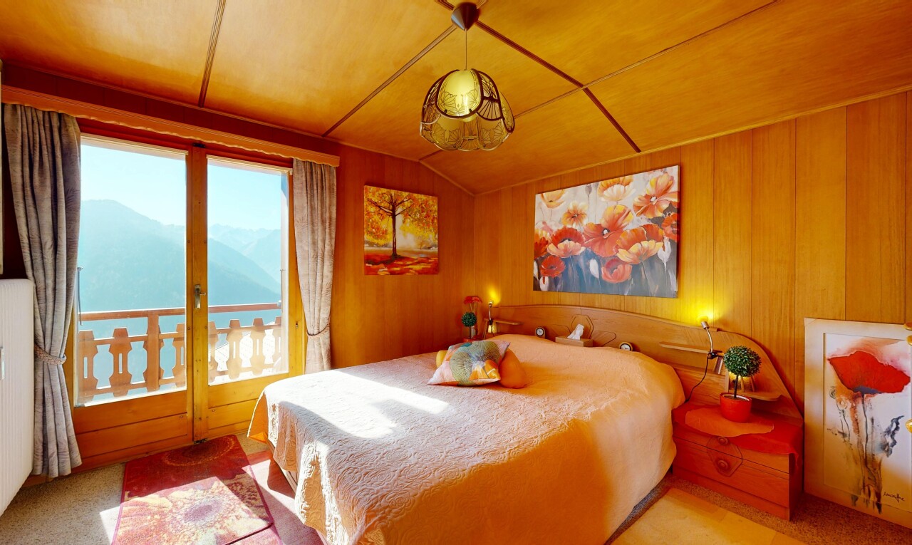 zimmer / schlafzimmer mit inside property, mountain view, blick auf die berge, natürliches licht, und natural light