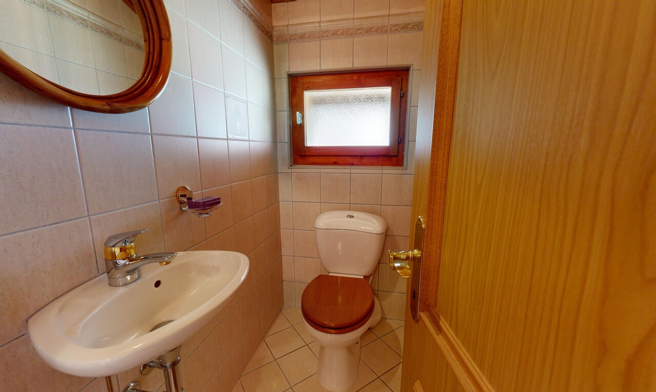 bad mit gäste-wc, inside property, tile floor, fliesenboden, und spiegel