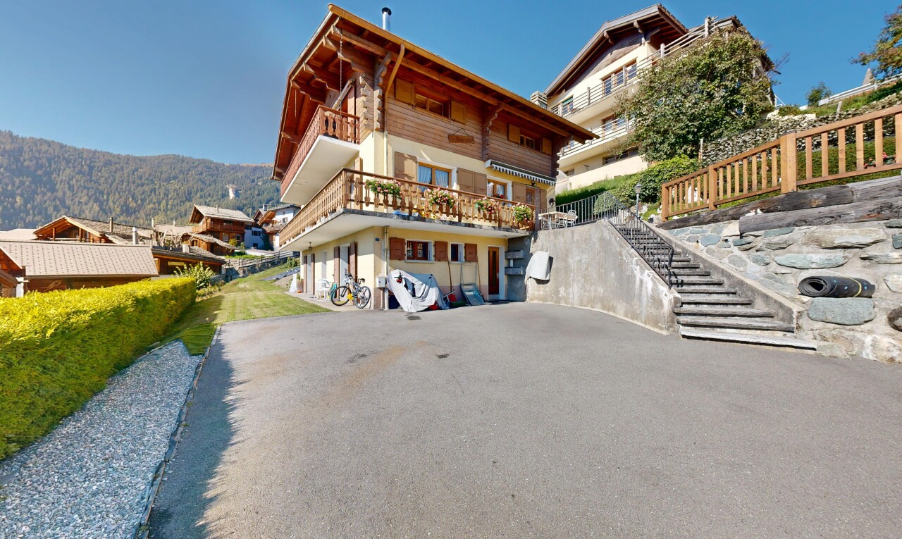 außenansicht mit treppen, day time, property visible, und parkplatz
