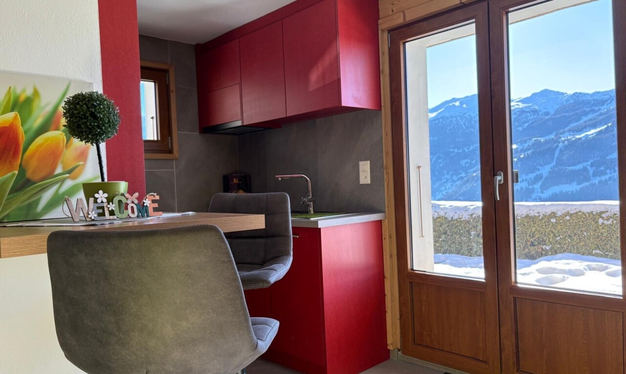 küche mit rote schränke, natural light, natürliches licht, inside property, und mountain view