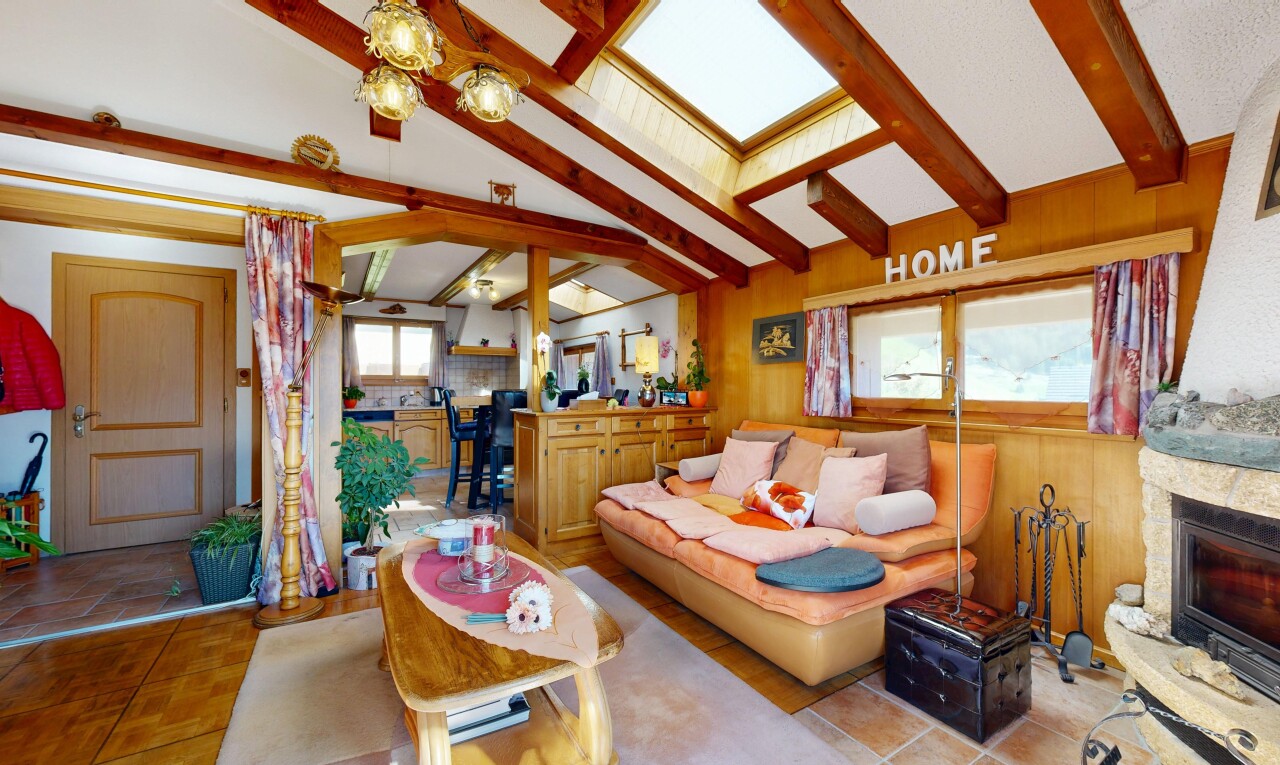 wohnzimmer mit vaulted ceiling, dachschräge, beamed ceiling, balkendecke, und inside property