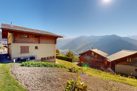 façade avec property visible, mountain view, vue sur la montagne, day time, et bardage en stuc