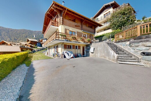 außenansicht mit treppen, day time, property visible, und parkplatz