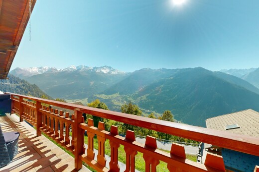 balkon mit from property, blick auf die berge, mountain view, und day time