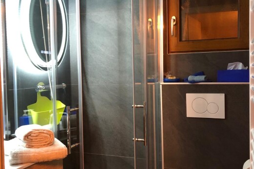 salle de bains avec salle de bain complète, douche, et inside property