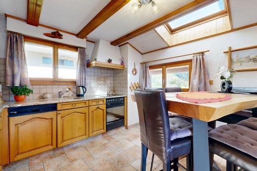 cuisine avec armoires élevées, dosseret, backsplash, hotte, et inside property