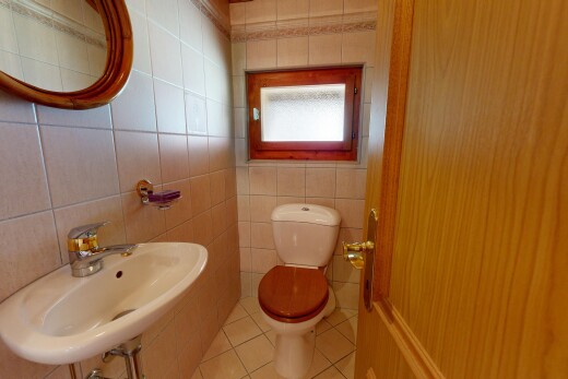 salle de bains avec toilette, inside property, tile floor, sol en carrelage, et miroir