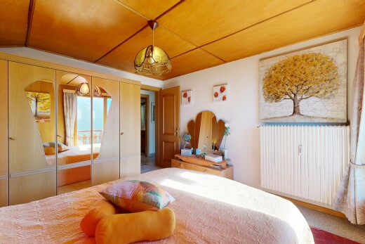 chambre avec inside property, placard, drywall, cloison sèche, et natural light